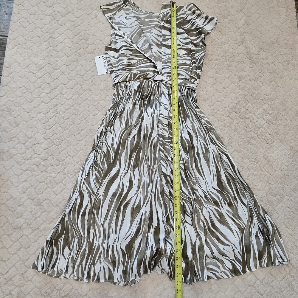 Nine West Green Animal Stripes Pleated Bottom Dress, Size Medium NWT - Picture 6 of 11